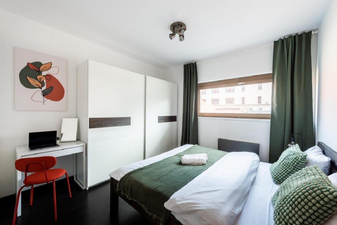 Spacious Apartments Near Karlin Square Прага Екстер'єр фото