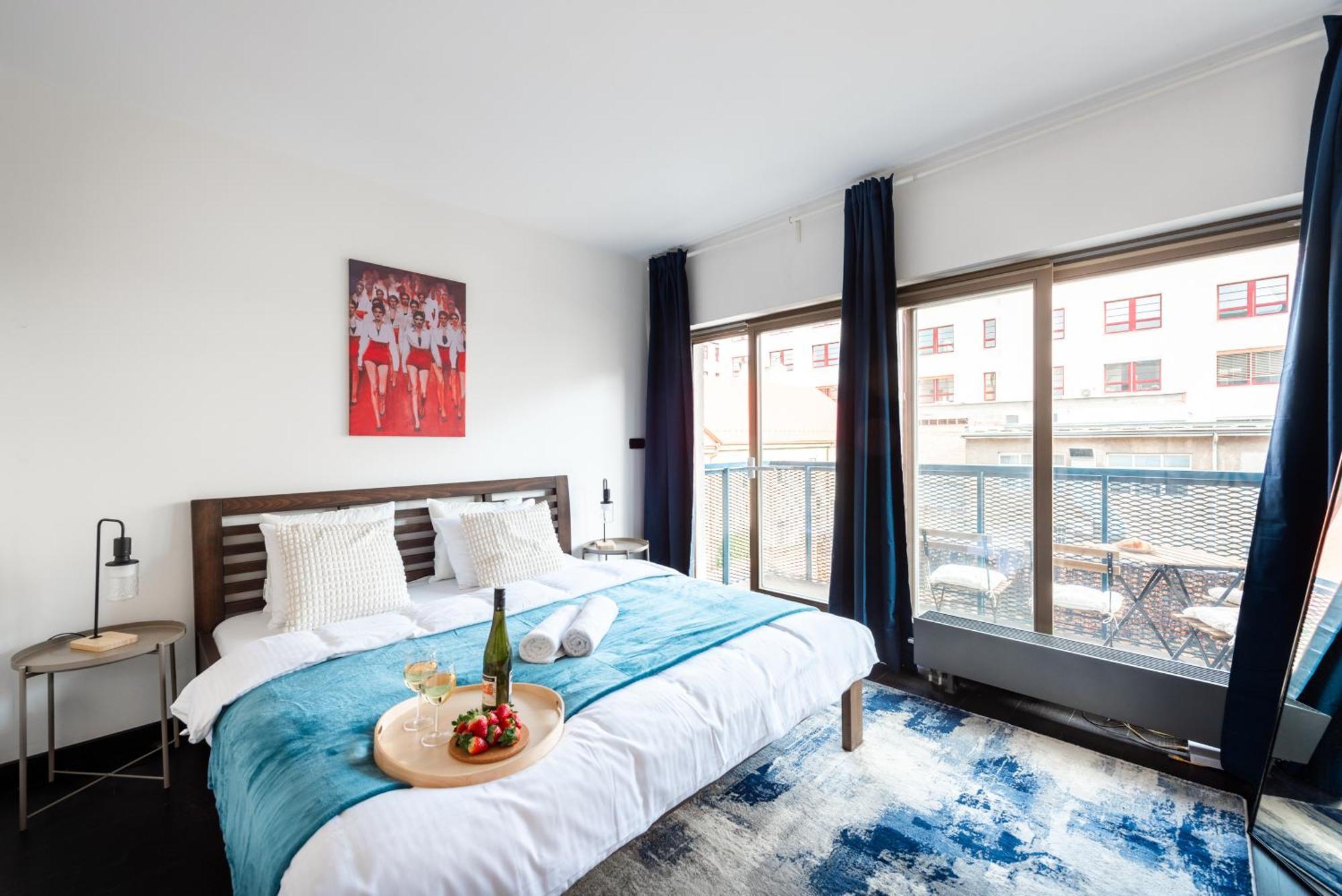Spacious Apartments Near Karlin Square Прага Екстер'єр фото