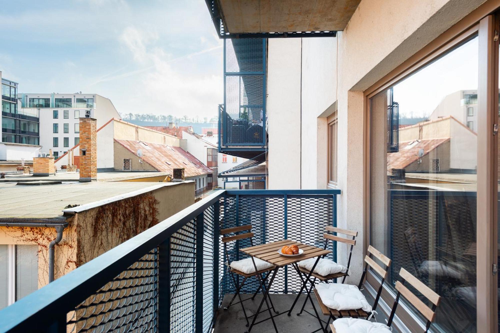 Spacious Apartments Near Karlin Square Прага Екстер'єр фото