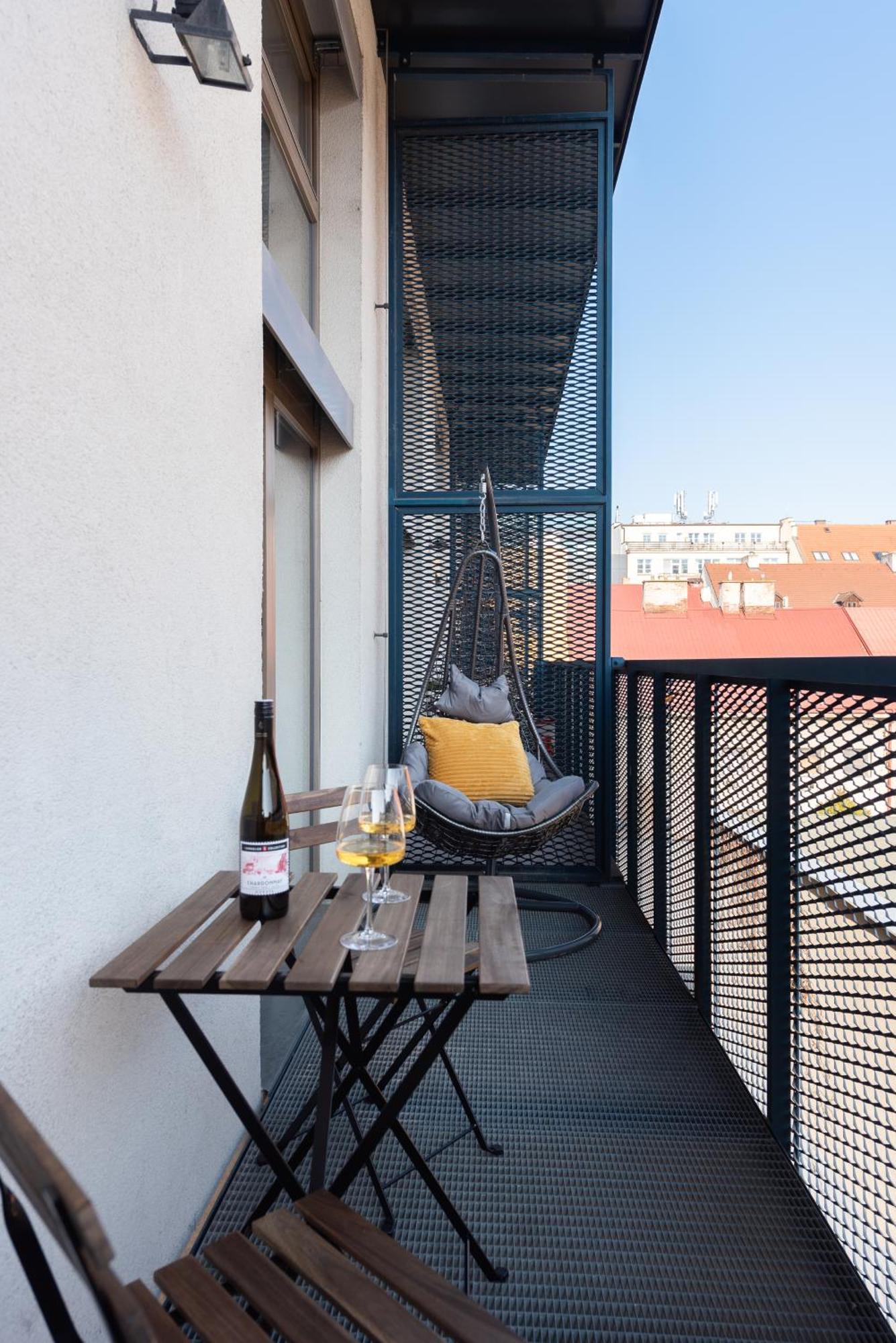 Spacious Apartments Near Karlin Square Прага Екстер'єр фото